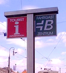 Hinweis auf Touristinformationen und Verkehrsmoeglichkeiten