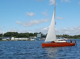 Jollenkreuzer vor der Regattastrecke Beetzsee