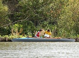 Faltbootfahrer bei der Routenplanung